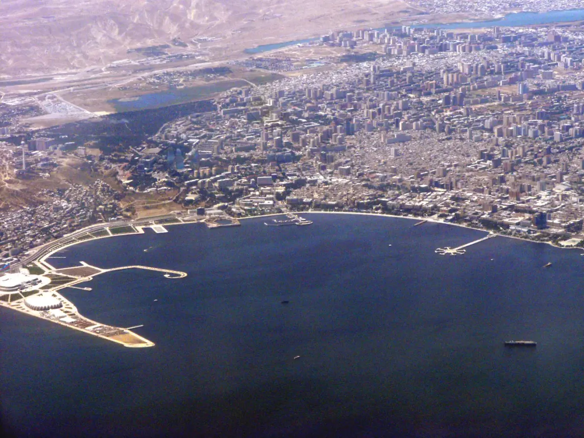Vy över racerbanan Baku City Circuit.
