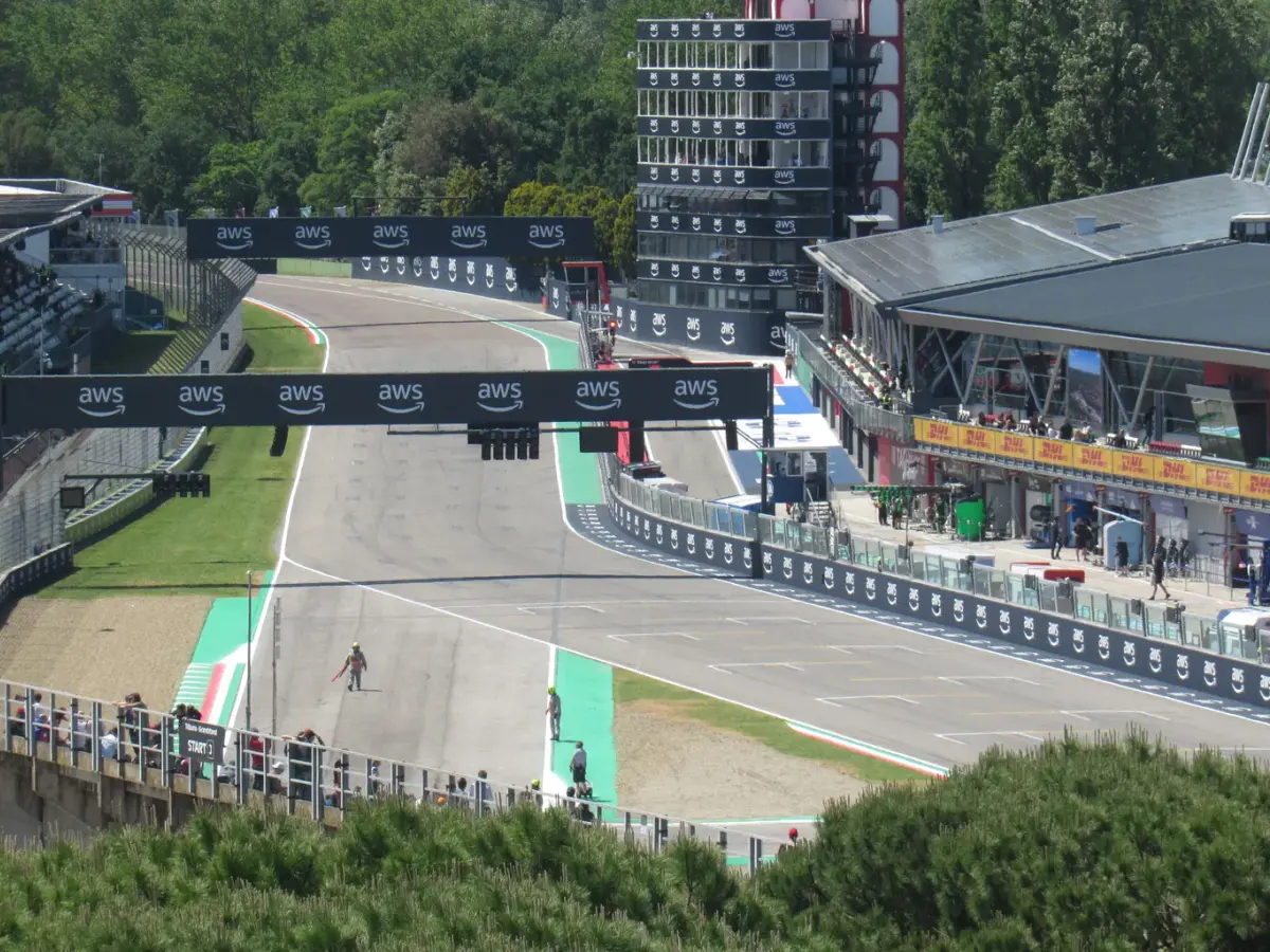 Vy över racerbanan Imola.