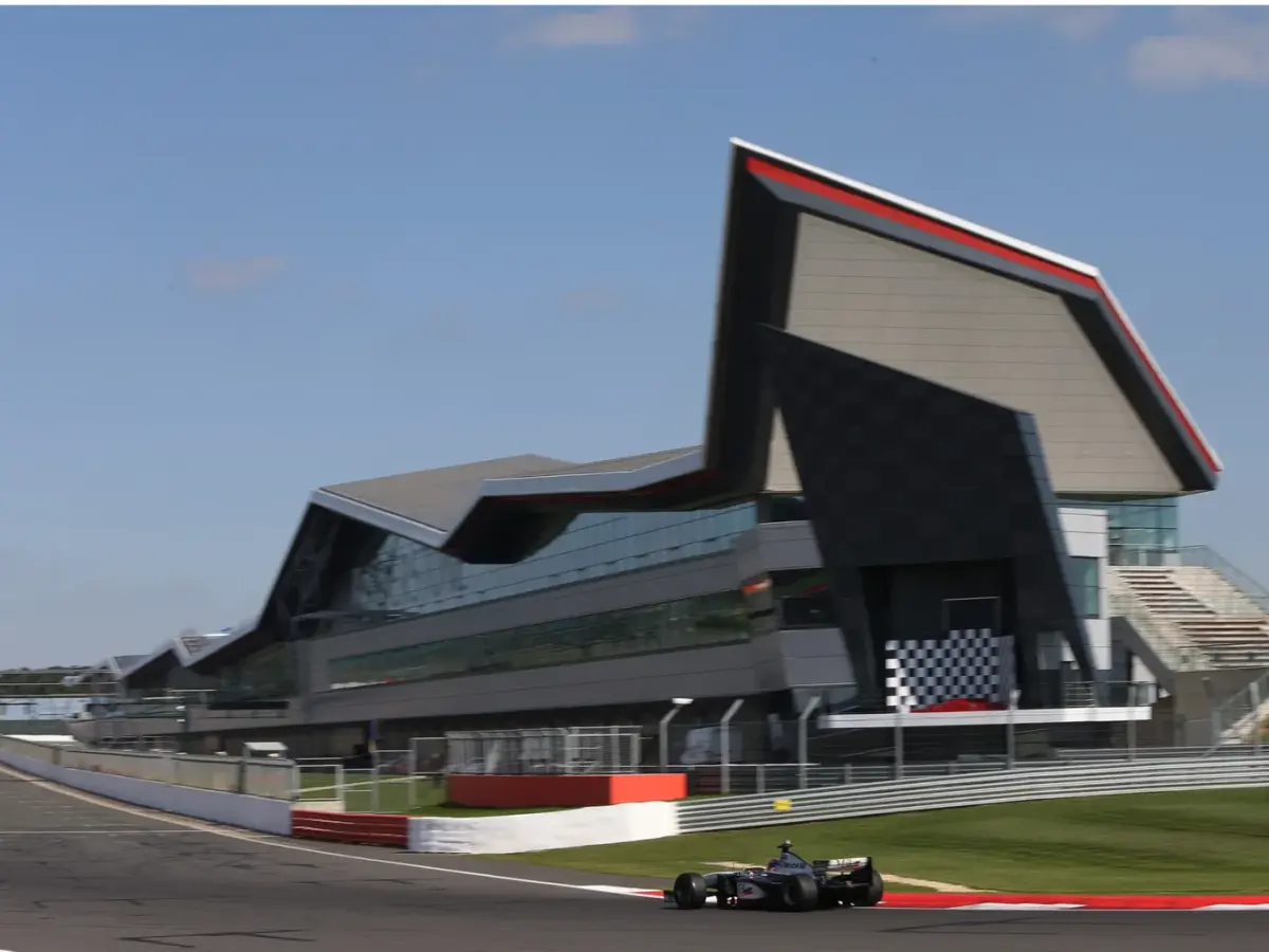 Vy över racerbanan Silverstone.