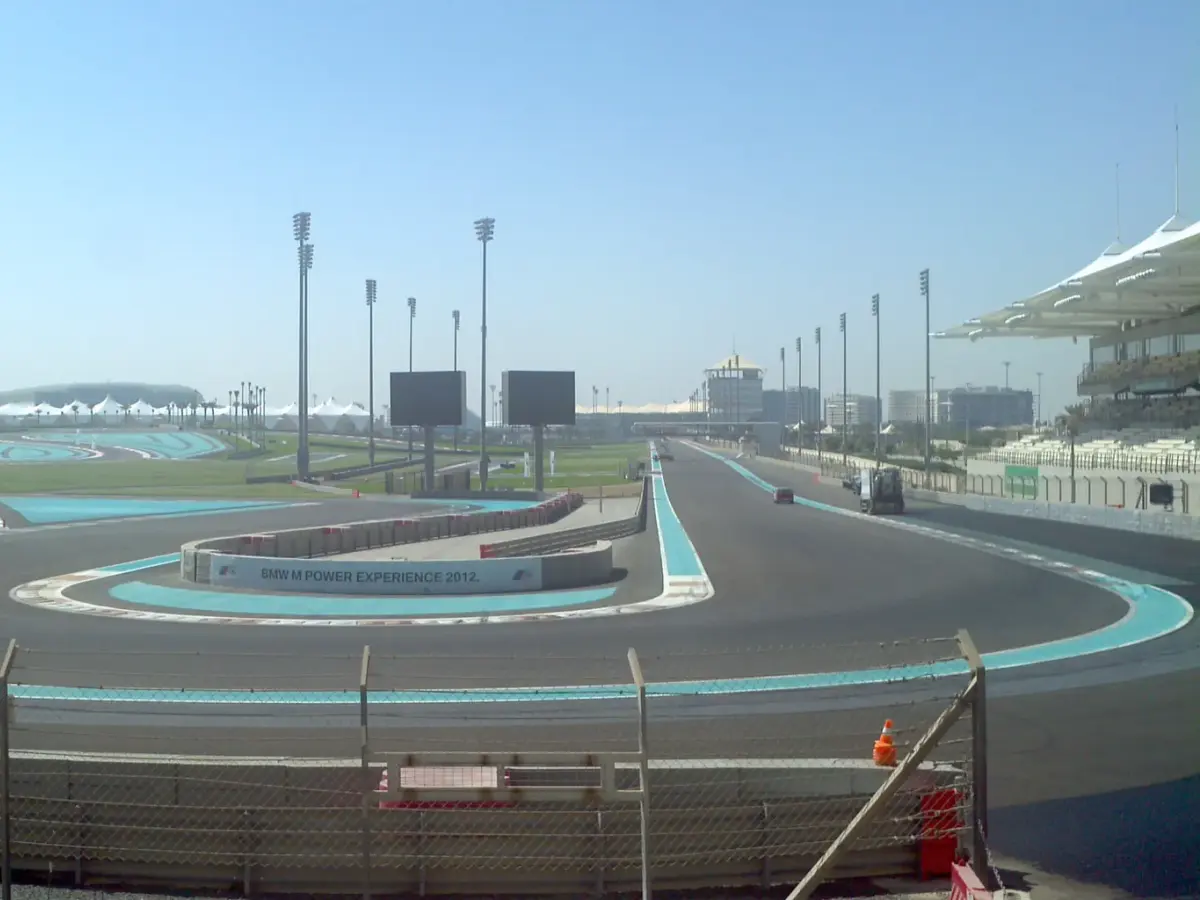 Vy över racerbanan Yas Marina.