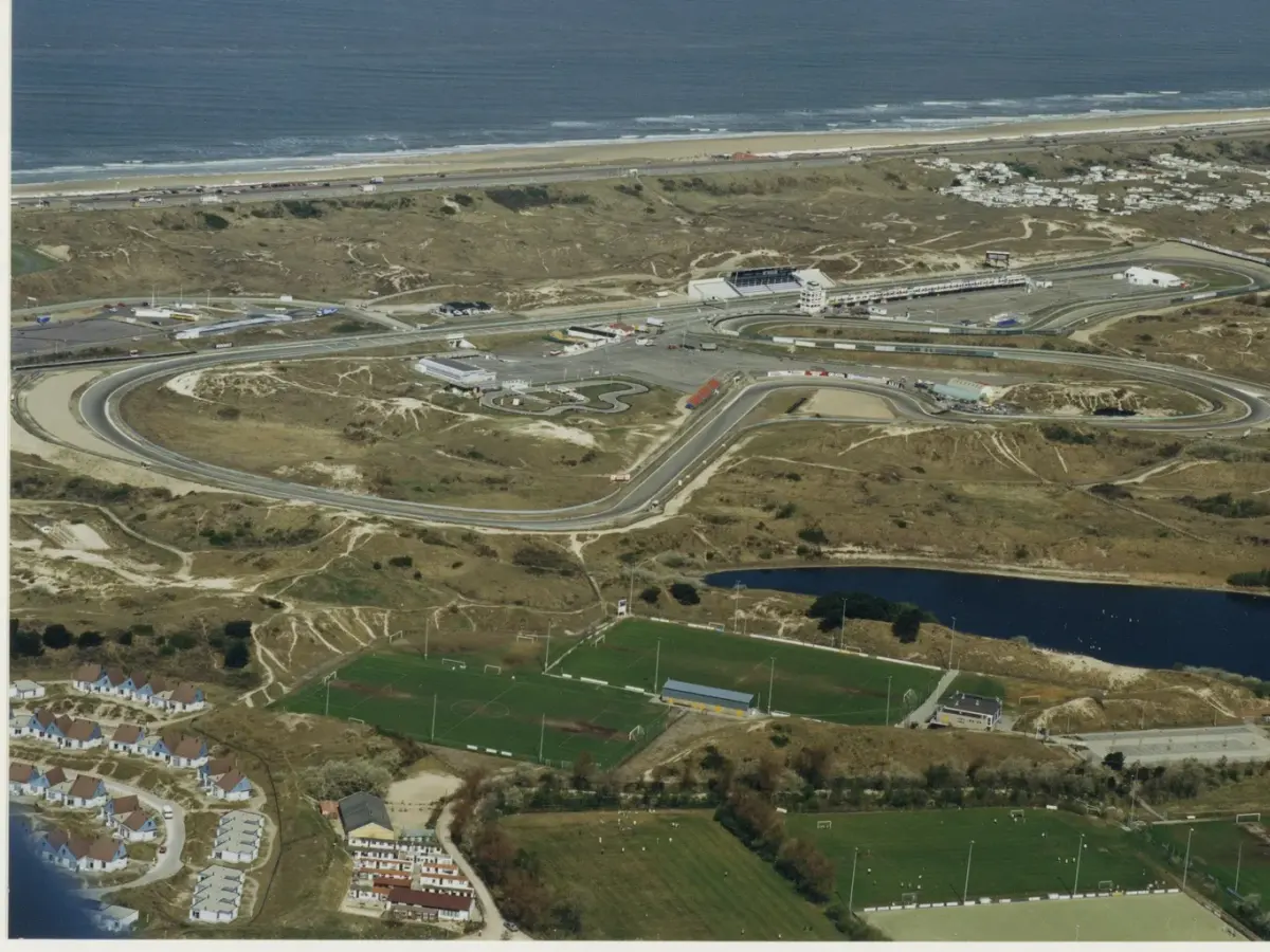 Vy över racerbanan Circuit Park Zandvoort.