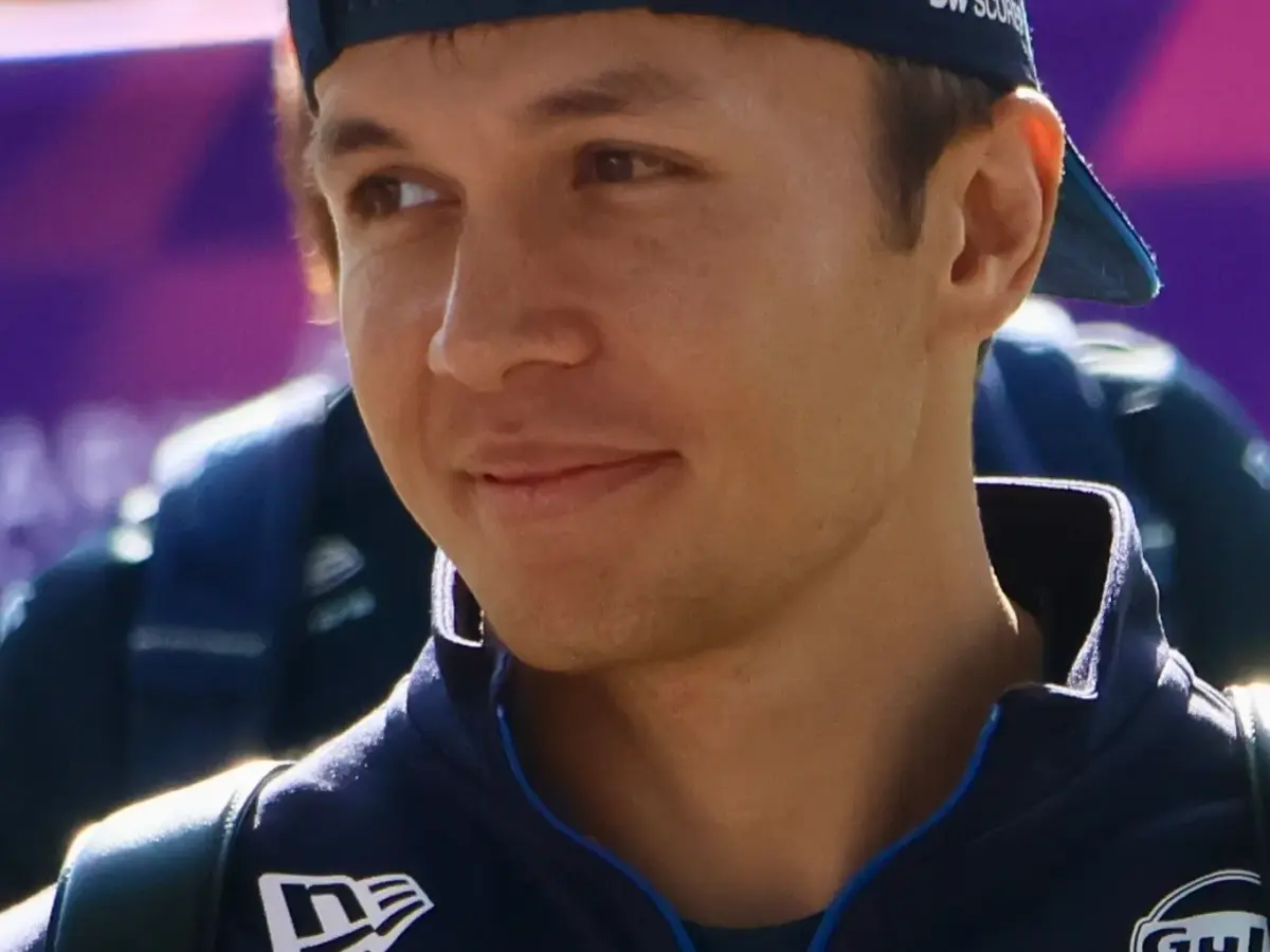 Porträttbild av Alex Albon.