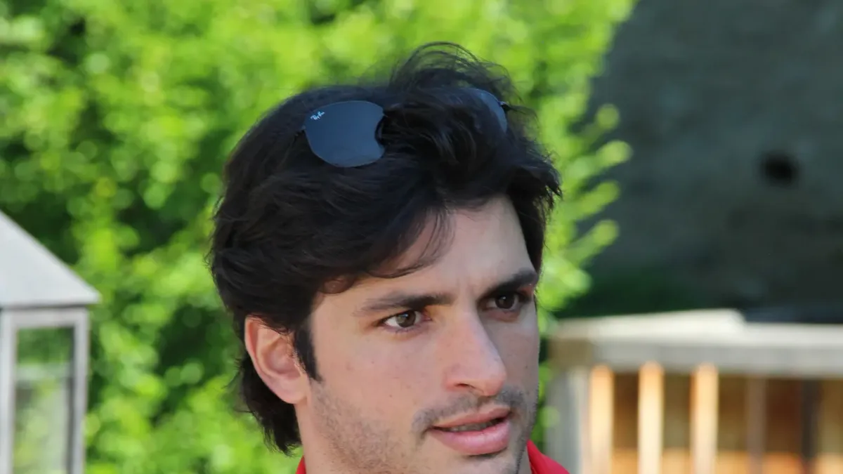 Carlos Sainz i ett licensierat motorsportfoto.
