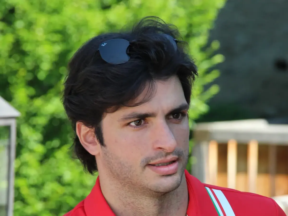 Carlos Sainz i ett licensierat motorsportfoto.