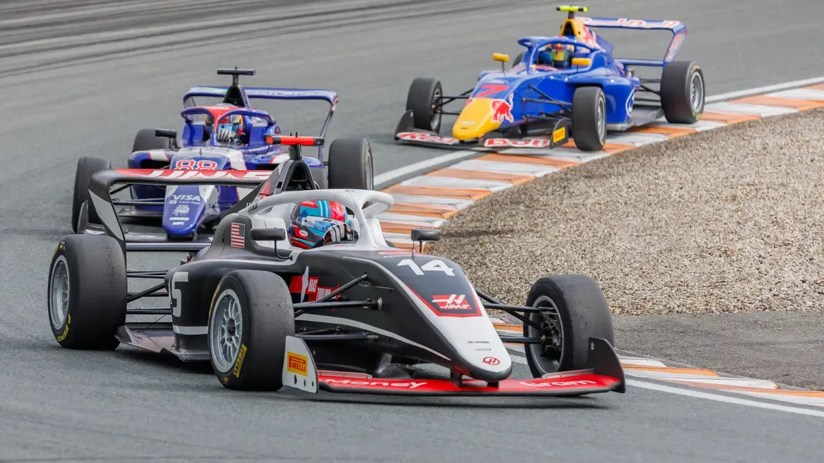 Chloe Chambers kör bil 14 i förgrunden under F1 Academy på Zandvoort 2024.
