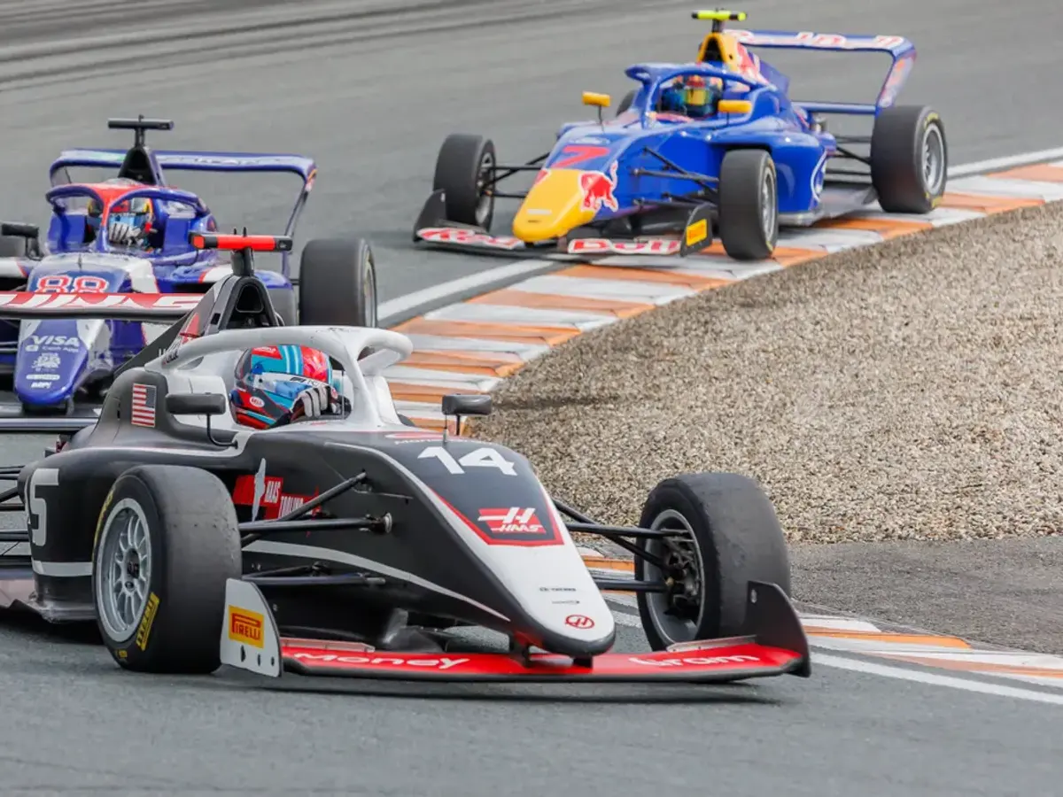 Chloe Chambers kör bil 14 i förgrunden under F1 Academy på Zandvoort 2024.