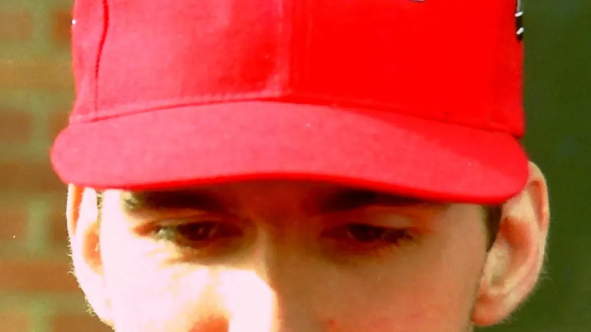 Porträttbild av Damon Hill.