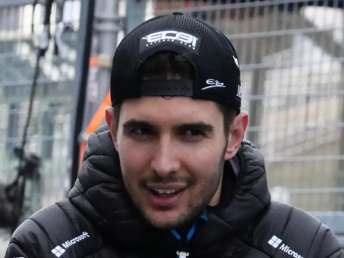 Porträttbild av Esteban Ocon.