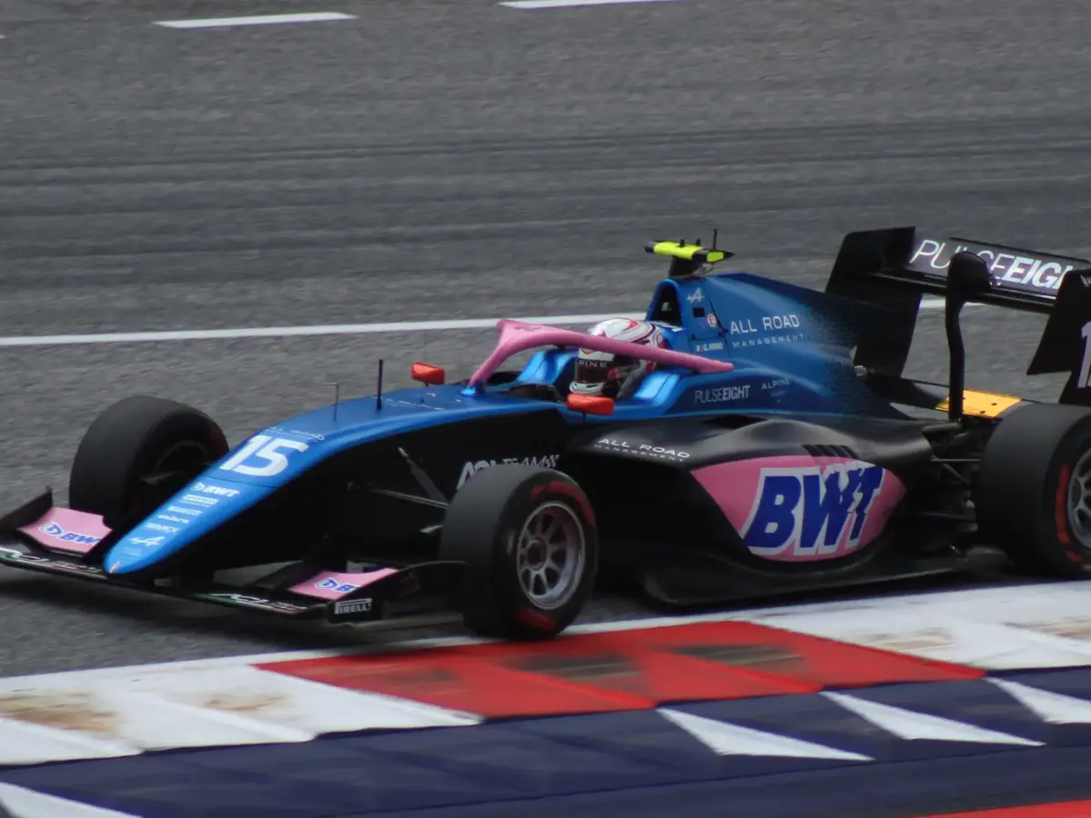 Formel 3-bil med startnummer 15 körd av Gabriele Minì på bana.