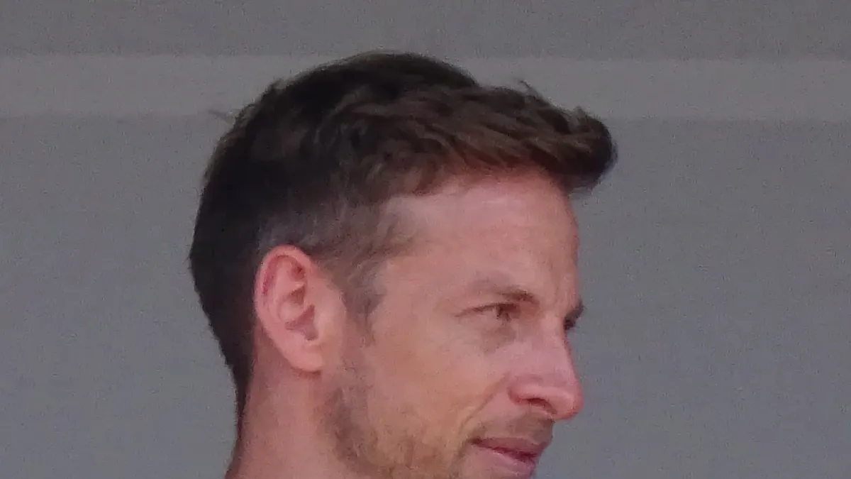 Porträttbild av Jenson Button.