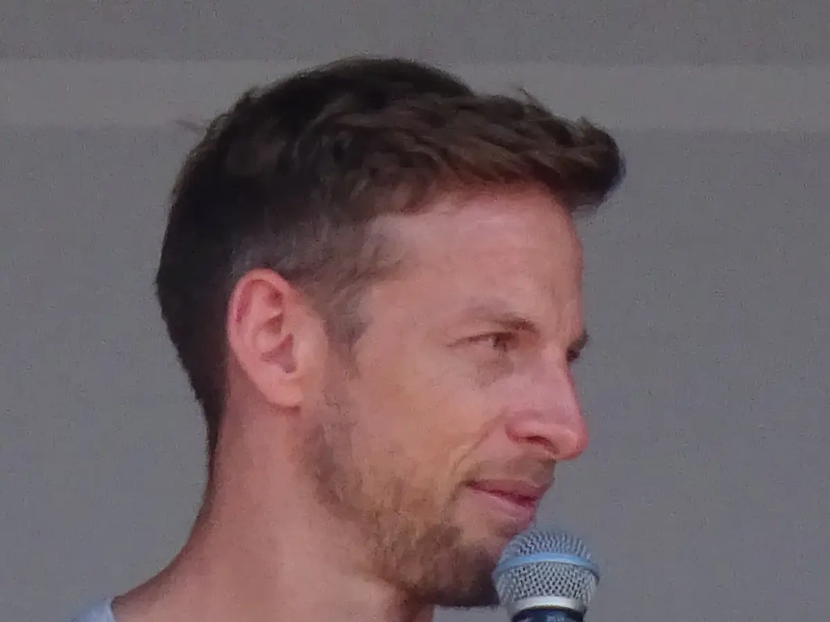 Porträttbild av Jenson Button.