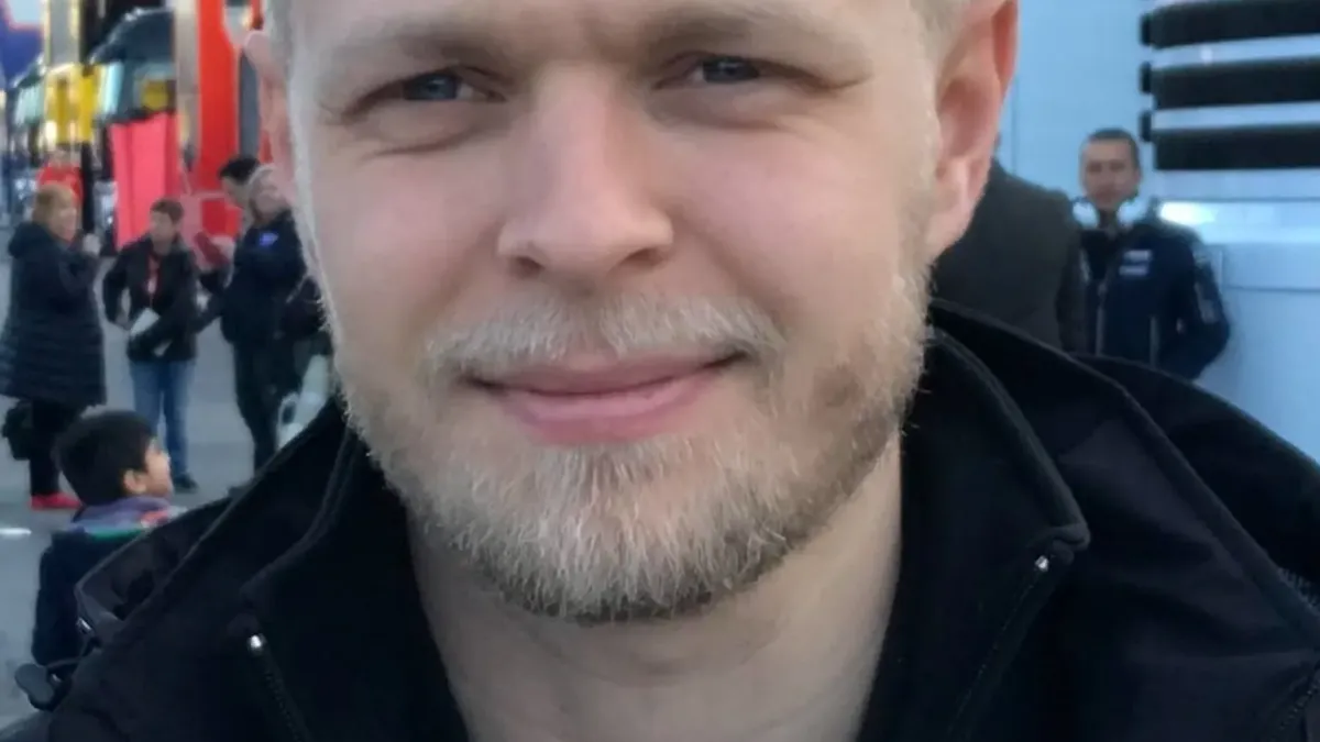 Porträttbild av Kevin Magnussen.