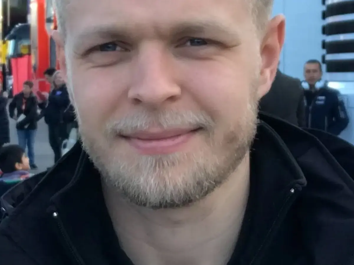 Porträttbild av Kevin Magnussen.