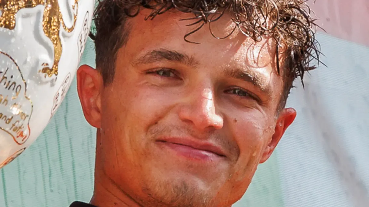 Lando Norris i ett licensierat motorsportfoto.