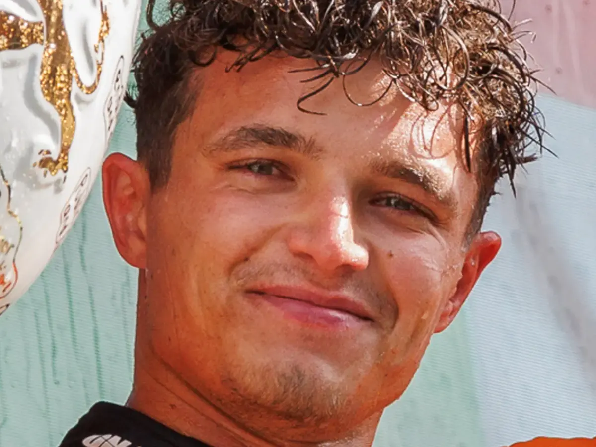 Lando Norris i ett licensierat motorsportfoto.