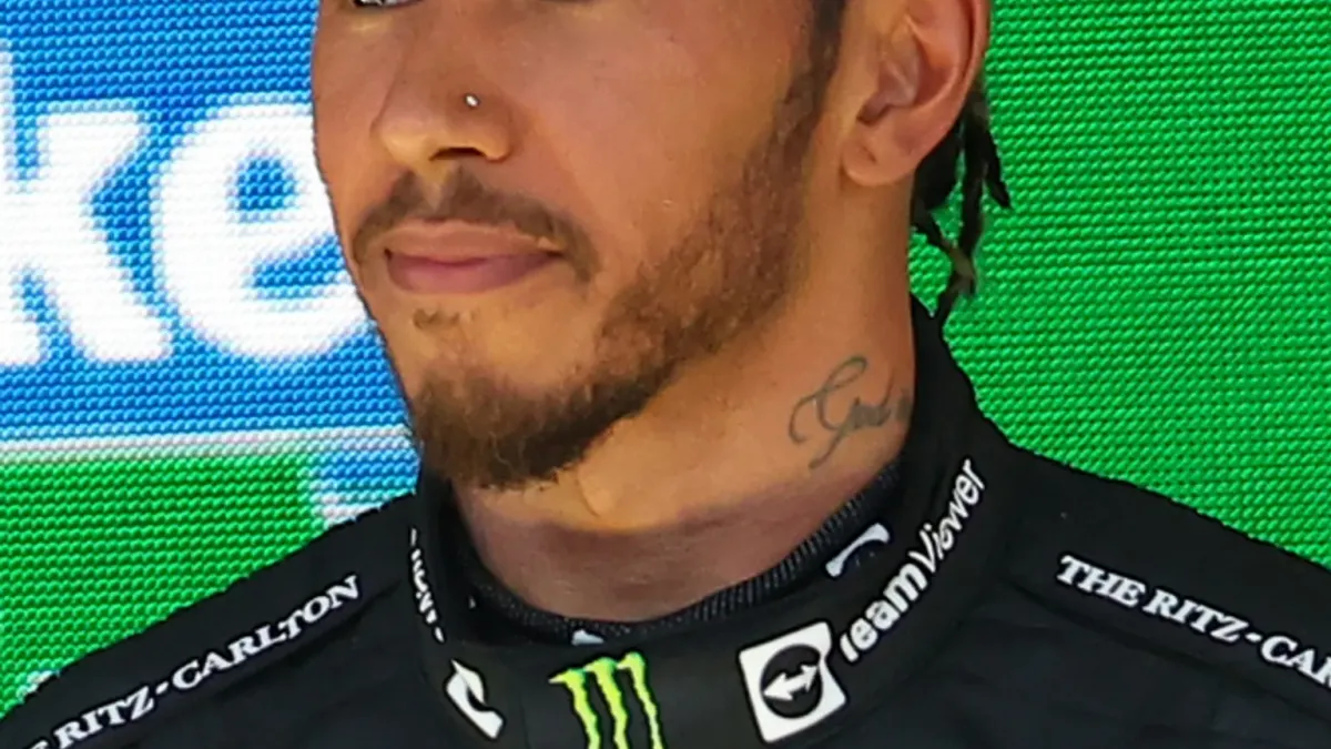 Lewis Hamilton i ett licensierat motorsportfoto.