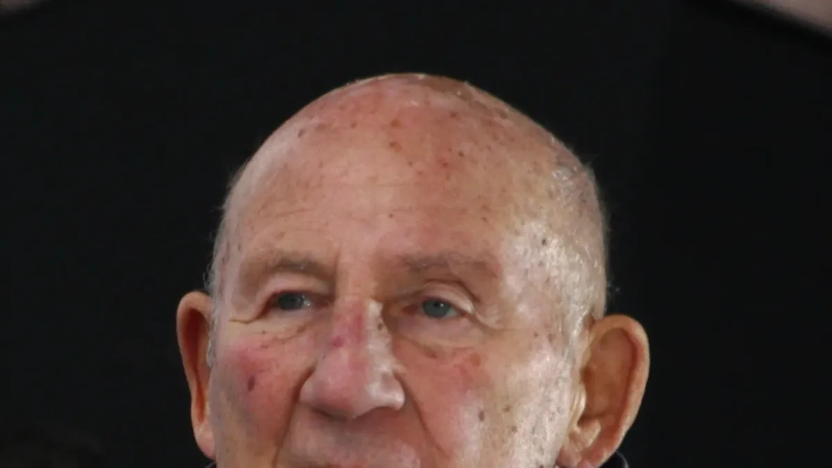 Porträttbild av Stirling Moss.