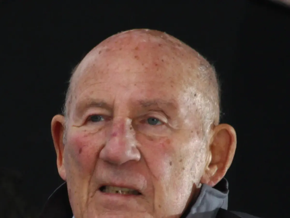 Porträttbild av Stirling Moss.