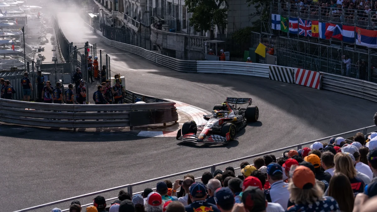 Två formel 1-banor sida vid sida, ett trångt gatlopp med betongväggar och en bred permanent bana med generösa avåkningszoner.