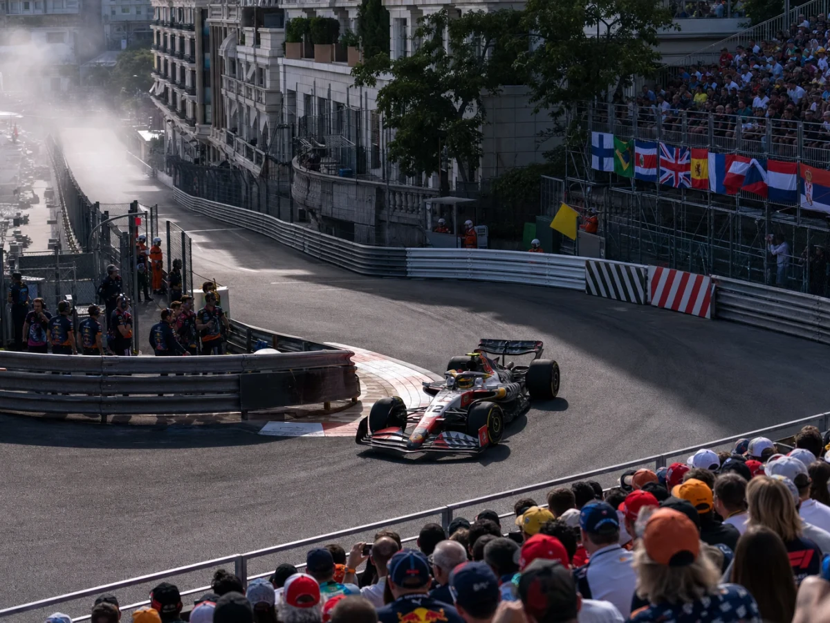 Två formel 1-banor sida vid sida, ett trångt gatlopp med betongväggar och en bred permanent bana med generösa avåkningszoner.