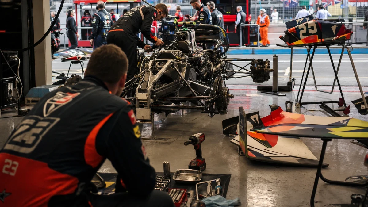Genomskuret motiv av en formel 1-bil som visar chassi, vingar, kraftenhet och däck.