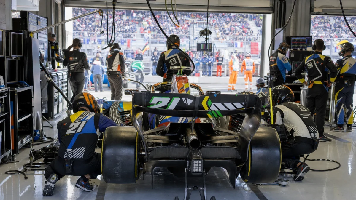 Formel 1-bil på en våg i ett garage som illustrerar mätning av minimivikten.