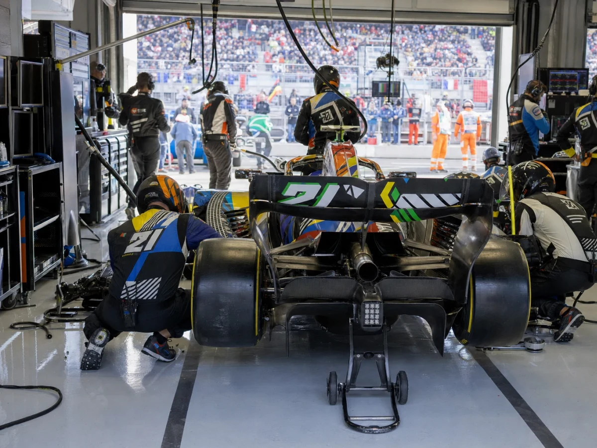 Formel 1-bil på en våg i ett garage som illustrerar mätning av minimivikten.