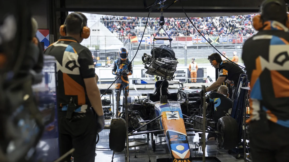 Formel 1-bil på en raksträcka med motorhuven öppnad i depån under en grand prix-helg.
