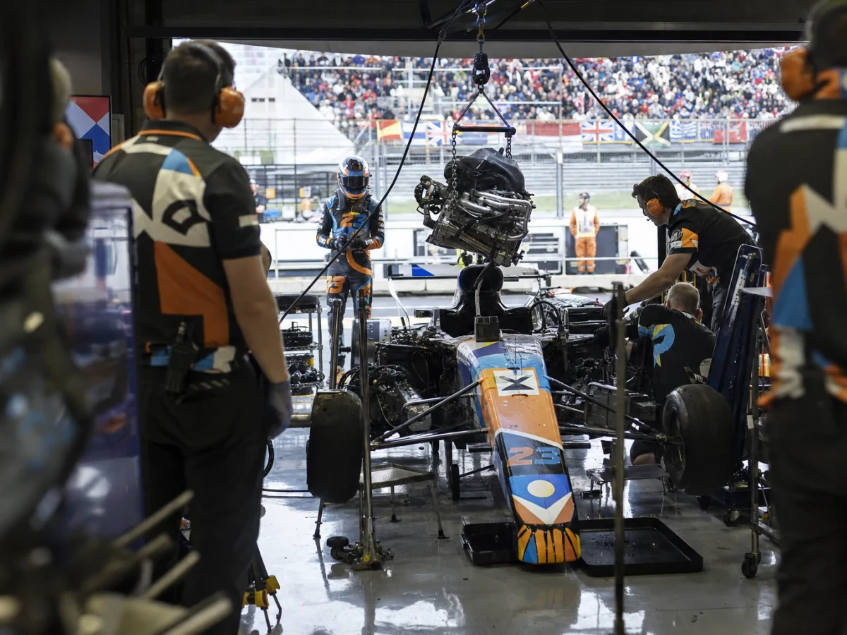 Formel 1-bil på en raksträcka med motorhuven öppnad i depån under en grand prix-helg.
