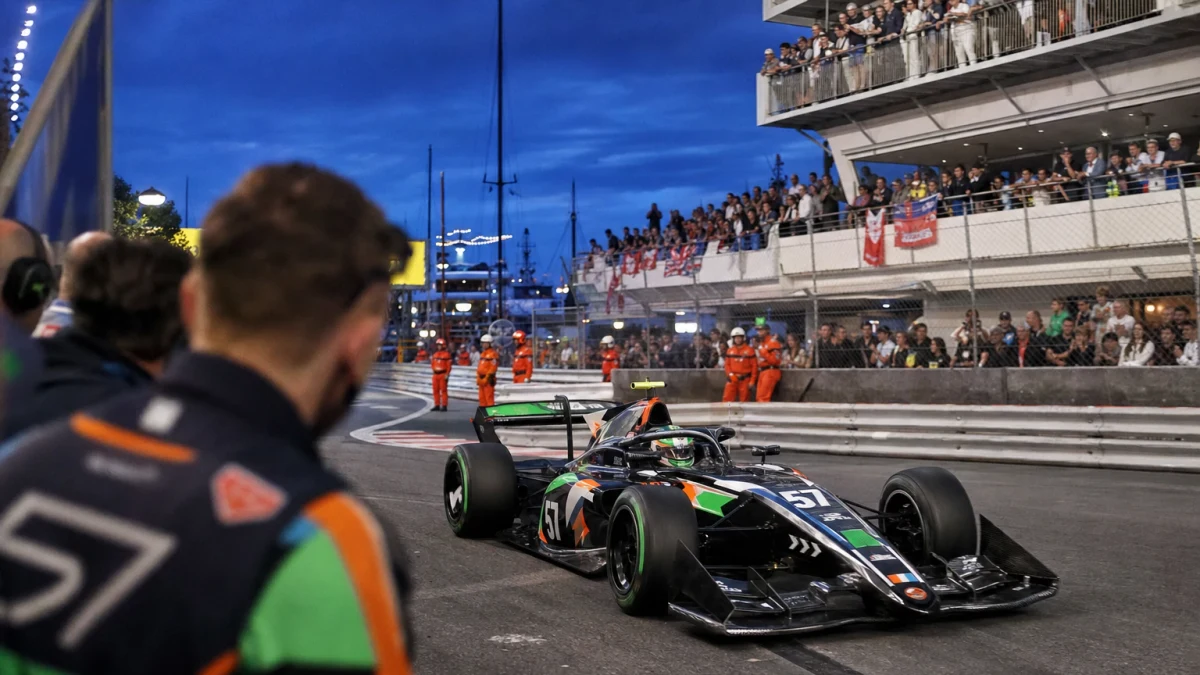Formel 1-bil på väg genom en smal gata i Monte Carlo under Monacos Grand Prix.