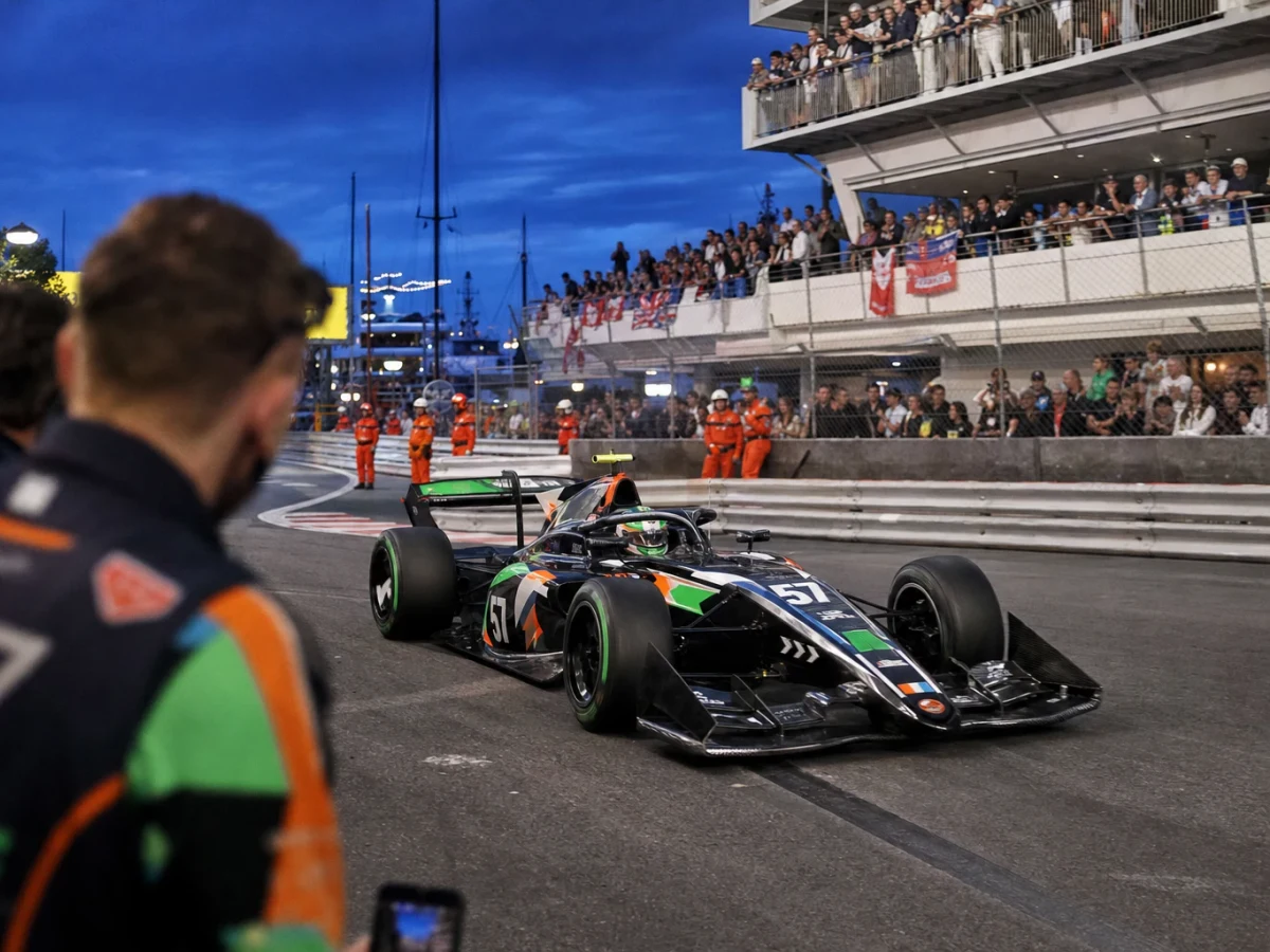 Formel 1-bil på väg genom en smal gata i Monte Carlo under Monacos Grand Prix.