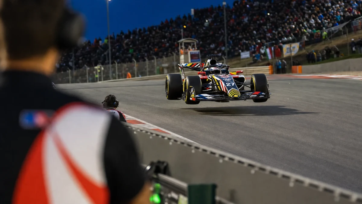 Kuperad racerbana i portugisiskt kustlandskap med tribuner och depåbyggnader inför en formel 1-helg.