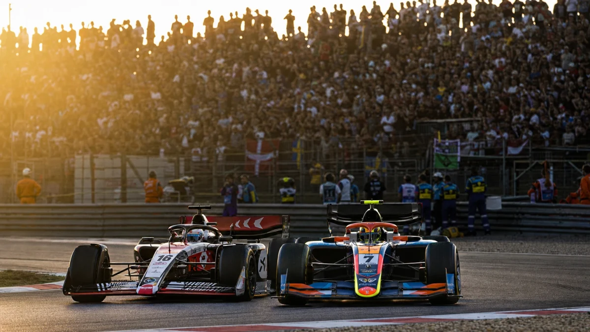 Två formel 1-bilar i olika stallfärger sida vid sida i pitgatan under en grand prix-helg.