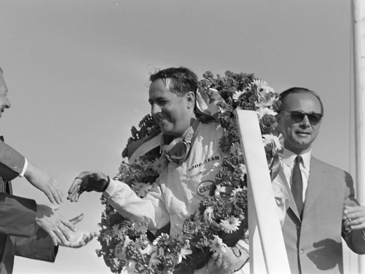 Jack Brabham med segerkrans på prispallen efter Nederländernas Grand Prix