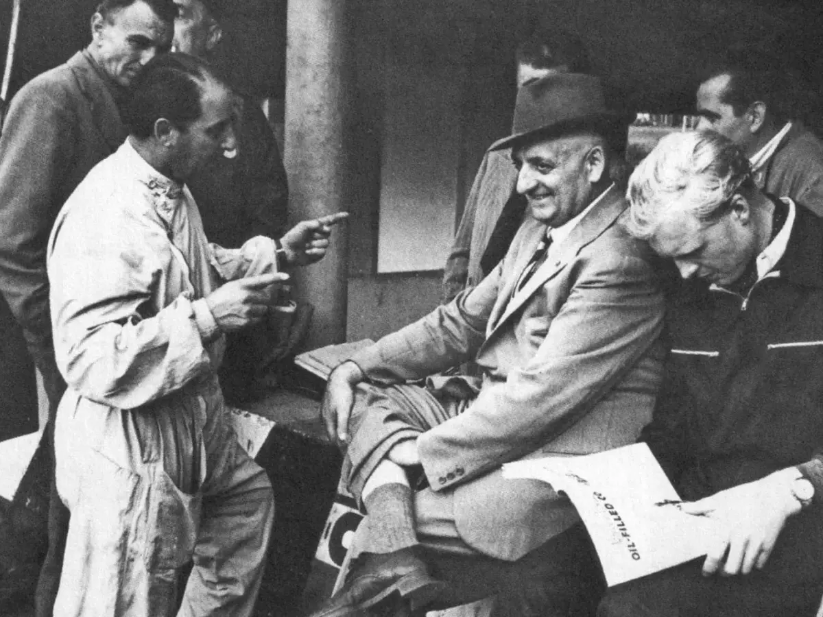 Mike Hawthorn tillsammans med Enzo Ferrari på Monza 1953