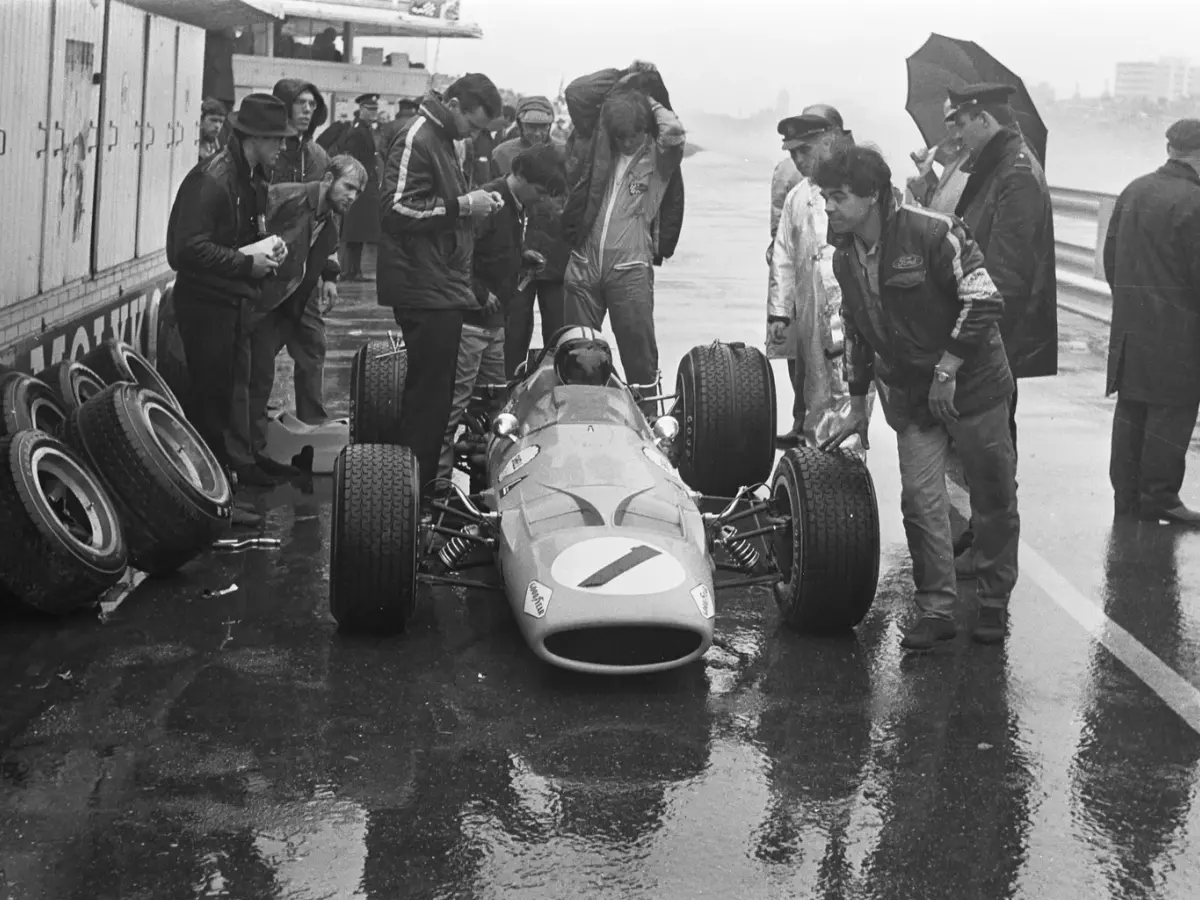 Denny Hulme under ett depåstopp i Nederländernas Grand Prix 1968