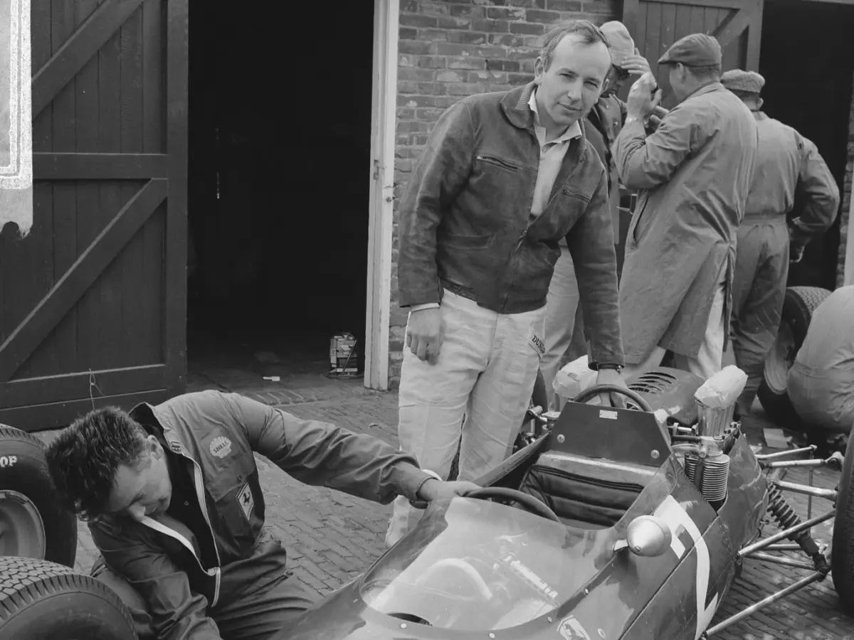 John Surtees vid sin Ferrari under träningen inför Nederländernas Grand Prix